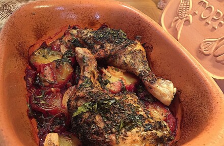 Kuře s červenou řepou na víně v římském hrnci