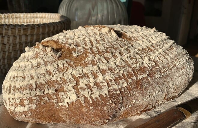 Celozrnný pšenično žitný kořeněný kváskový chléb